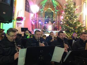 Muzycy Orkiestry Komendy Wojewódzkiej Policji w Katowicach podczas występu.