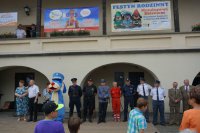 Przywitanie gości i przedstawienie organizatorów imprezy Mundurowi Dzieciom w Kończycach Małych na placu Zamkowym w Kończycach Małych