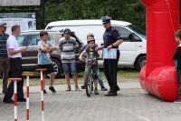 policjant ocenia jazdę rowerzysty na torze przeszkód podczas imprezy Jedź z Głową w Istebnej