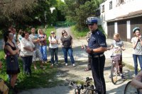 Policjant przeprowadza egzamin dla dzieci na kartę rowerową