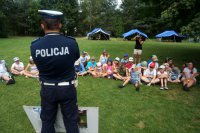 Policjant na prelekcji z dziećmi