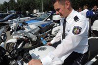 Niemiecki policjant na motocyklu służbowym