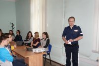 aspirant Tomasz Pszczółka podczas prelekcji dla młodzieży szkolnej