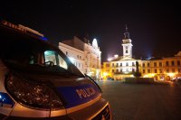 Radiowóz policyjny na tle cieszyńskiego ratusza