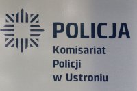 tablica z informacją o siedzibie Komisariatu Policji w Ustroniu
