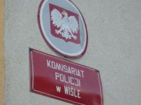 Godło i napis z nazwą jednostki Komisariatu Policji w Wiśle
