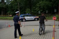 policjant drogówki przeprowadza egzamin na kartę rowerową