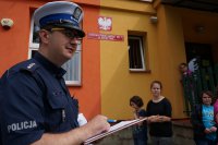 policjant drogówki przeprowadza egzamin na kartę rowerową
