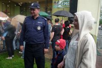 policjanci i strażacy podczas imprezy profilaktyczno edukacyjnej „Bezpieczny Dzień Dziecka” w Chybiu