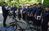 Minister Jarosław Zieliński z policjantami podczas konferencji dotyczącej Krajowej Mapy Zagrożeń Bezpieczeństwa, która zostanie wdrożona we wrześniu we wszystkich garnizonach Policji