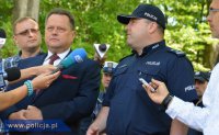 Minister Jarosław Zieliński z policjantami podczas konferencji dotyczącej Krajowej Mapy Zagrożeń Bezpieczeństwa, która zostanie wdrożona we wrześniu we wszystkich garnizonach Policji
