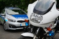 policyjny radiowóz i motocykl