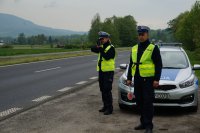 Policjanci kontrolują prędkość pojazdów przy użyciu laserowego miernika prędkości