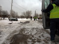 policjanci zabezpieczają miejsce zdarzenia drogowego. Zdjęcie wykonano w zimowej porze roku.