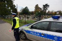 policjant przy cmentarzu