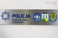 napis z nazwą jednostki i herbami gmin na tablicy Komisariatu Policji w Skoczowie