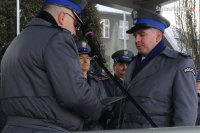 Komendant wojewódzki policji w Katowicach wręcza nagrodę dla sierż. szt. Grzegorza Kobzy