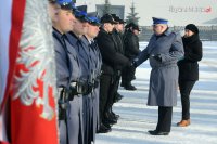 insp. Krzysztof Justyński gratuluje nowo przyjętym do służby policjantom