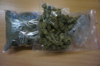 165 gramów marihuany w woreczkach na stole