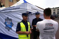 Policjanci na placu Hoffa W Wiśle przy namiocie porofilaktycznym