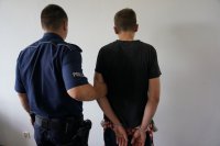 Zatrzymani złodzieje w rękach policjantów