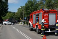 miejsce wypadku drogowego w Ustroniu na ulicy Cieszyńskiej gdzie zderzył się samochód osobowy z ciężarówką