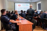 Funkcjonariusze KAS szkolili dzielnicowych w sali narad komisariatu policji w Skoczowie