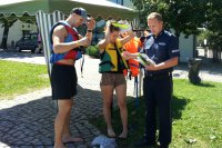 policjant prowadził działania edukacyjno informacyjne nad wodą w Zebrzydowicach