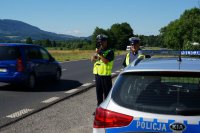 Policjanci sprawdzają prędkość pojazdów na drodze za pomocą laserowego miernika prędkości