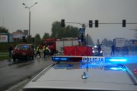 Policjanci zabezpieczają miejsce wypadku drogowego