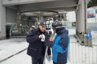 asp.Bartłomiej Duraj wręcza ulotki na stoku narciarskim