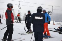 patrol policji na stoku narciarskim