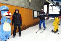 Sznupek na stoku Czantorii raze z policjantem patrolu narciarskiego, obok narciarz oraz dziecko na snowboardzie