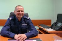 podinsp.Marek Legierski siedzący za biurkiem w Komisariacie Policji w Wiśle