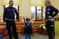 spotkanie policjantów z przedszkolakami. W zajęciach uczestniczył pies Sznupek- maskotka śląskiej policji