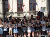 przedstawiciele szkoły podstawowej śpiewają pieśni patriotyczne