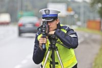 policjant z fotoradarem