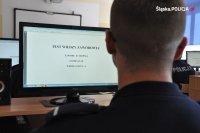 policjant na teście wiedzy przy komputerze