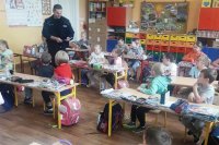 policjant w klasie z dziećmi