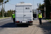 policja kontroluje samochody ciężarowe