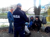 policjant rozmawia z bezdomnymi