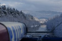 radiowóz na tle rzeki w zimie