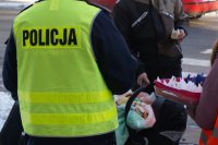 policjanci i uczniowie wręczają ciastka a prawidłowe zachowanie na drodze