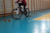 uczeń jedzie na rowerze