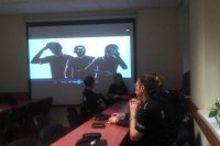 szkolenie policjantów- policjanci na świetlicy oglądają pokaz filmu &quot;Szkoda ciebie na takie patoklimaty&quot;