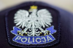 policyjna czapka z daszkiem, zdjęcie godła Polski umieszczonego na czapce