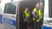 policyjny radiowóz na placu i odwiedzające go dzieci