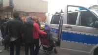 policyjny radiowóz na placu i odwiedzające go dzieci