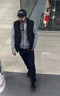 mężczyzna podejrzewany o kradzież wchodzi do sklepu