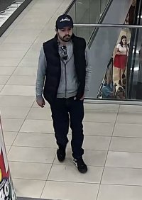 mężczyzna podejrzewany o kradzież wchodzi do sklepu